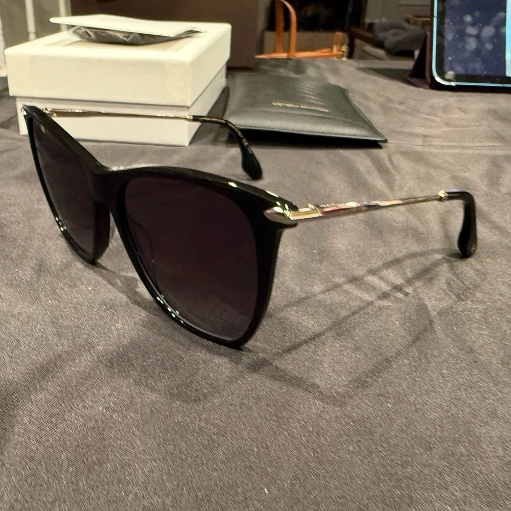 Victoria Beckham VB636S Sunglasses Black with Silver Hardware FULL INCLUSION